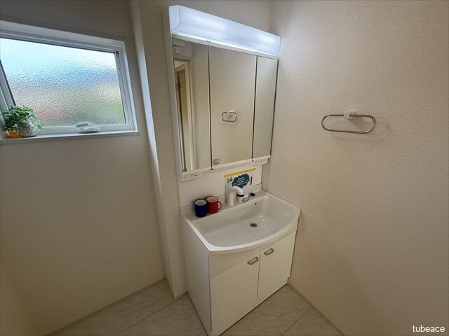 洗面台は鏡が大きいです。中学生・高校生のつよーい味方です。