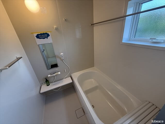 足が伸ばせるお風呂です。私はのびのびと伸ばせて・・・。風呂が広いのか足が短いのか、それとも両方か。