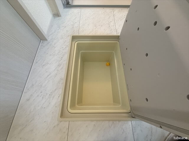お風呂の近くに床下収納があるので、シャンプーが無くなってビショビショのまま詰替えを探す時は便利です。