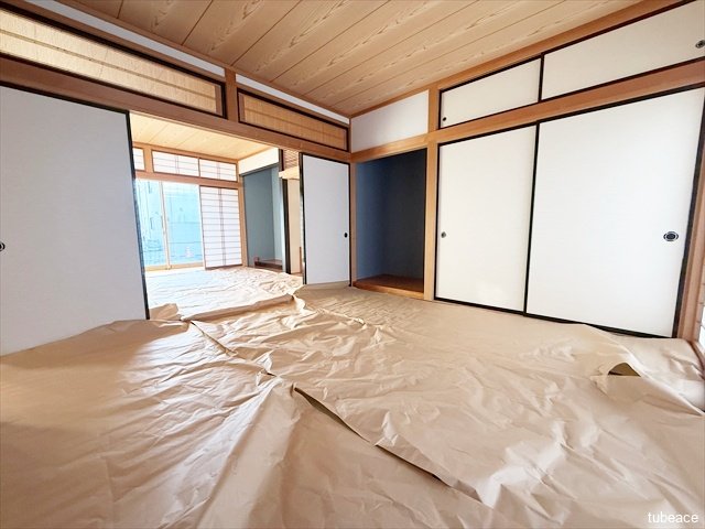 １階の西側には８帖の和室が２間ございます。