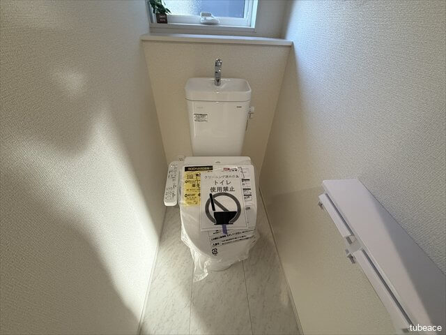 １階トイレは窓もありますので換気も出来ます。