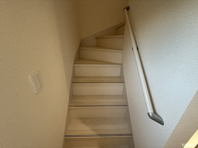 階段はリビングを通らないと行かれないので、お子さんがこっそり遊びに行くのを防いでくれます。