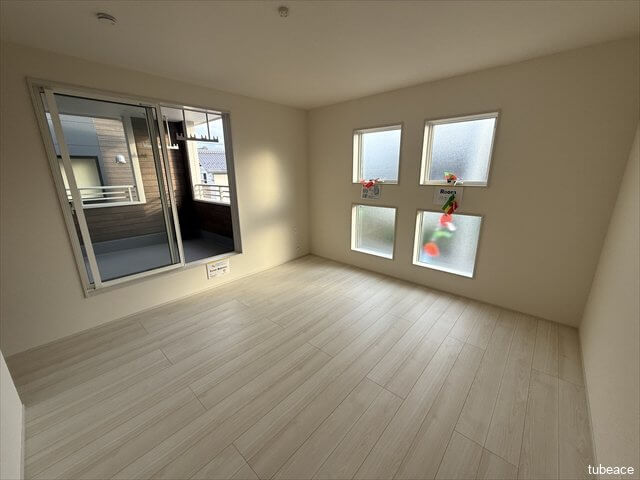 ヨーロッパの宮殿のベッドみたいなの置いちゃいますか？あの横にカーテンみたいなのがついているやつです。