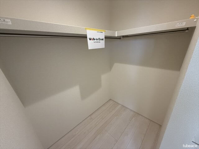 舞踏会用のドレスなども大量にかけておけるウォークインクローゼットもございます。