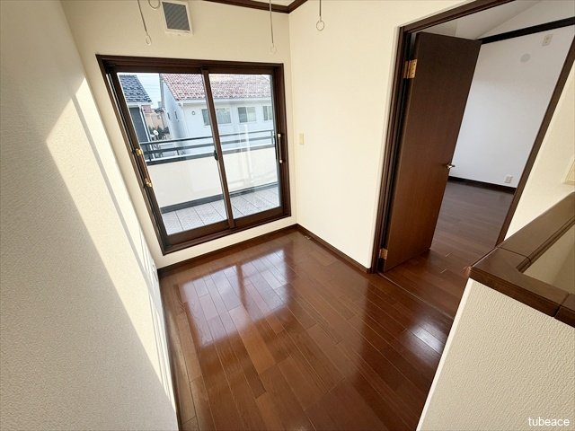 ２階の廊下から直接バルコニーに出られますので、誰かの部屋を通ってそこの住人に小言を言われることはありませんね。