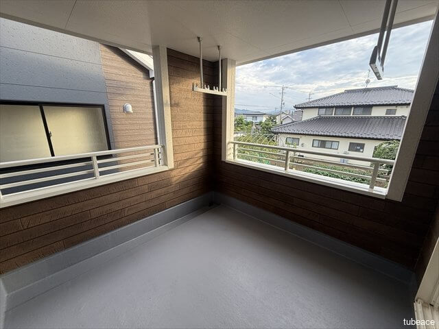 バルコニーは広々としています。ヤッホーと叫びたくなりますね。ダメです、やめてください。