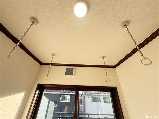 室内物干しもございます。２本物干し竿を通すことで、雨の日の大家族のお洗濯の強い味方の完成です。