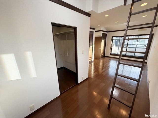 このはしごは横によけて保管することも出来ます。