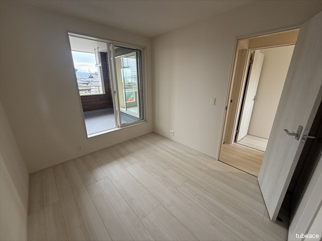 こちらのお部屋からもバルコニーに出られますので、ヤッホーと・・・やめてください。