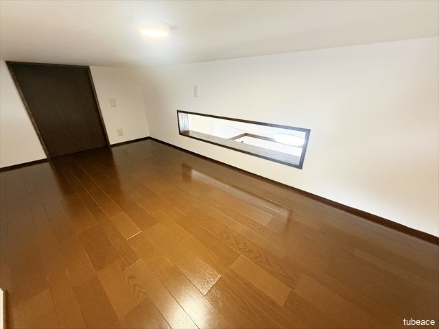 １０帖のお部屋の上には屋根裏部屋が！ここを収納スペースとしてお使い頂くと思うのですが、なんとこの屋根裏部屋にはさらに秘密が・・・