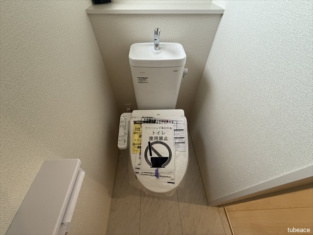 ２階にもトイレがありますので、怖いテレビを見た夜のトイレも安心ですね。あれ、後ろに誰か。。。