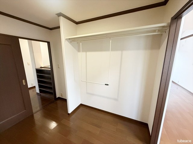 １０帖の洋室に隣接するウォークインクローゼット。なんとこの収納スペースだけで３．５帖ございます。