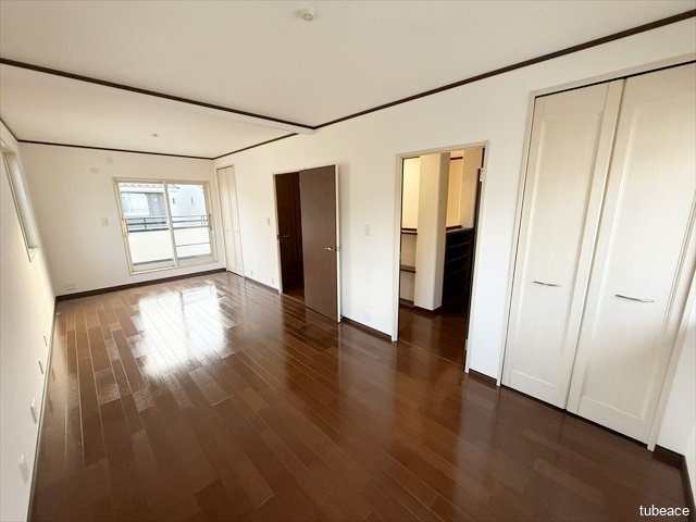 東側のお部屋は１０．７帖です。