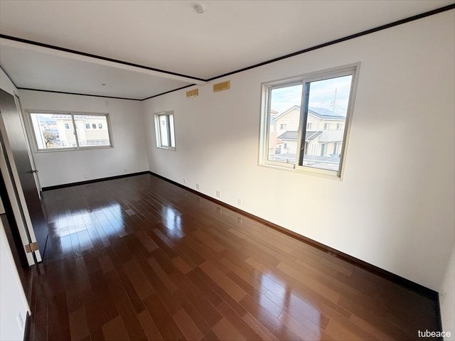 ドアや収納も２つずつありますので、リフォームによって壁を設置することで２部屋としてもお使い頂けます。