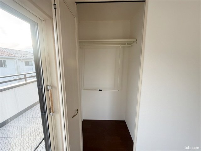 こちらともう１ヶ所収納スペースがございます。