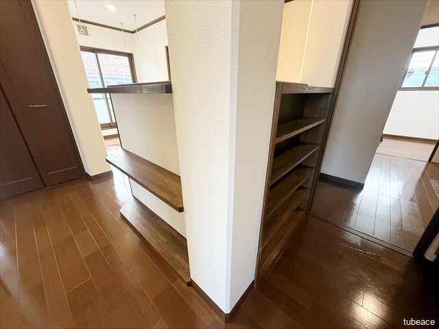 ２階の廊下にもこんな感じで棚が設置されています。至る所にこのような収納スペースがありますので、お片付けもはかどりますね。