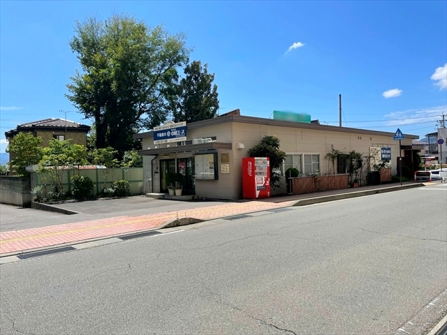 「ノルテながの」南側から車で入ると、ライフの駐車場付近で弊社の看板が見えます。