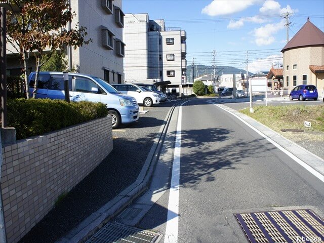 東面道路・平置き式駐車場