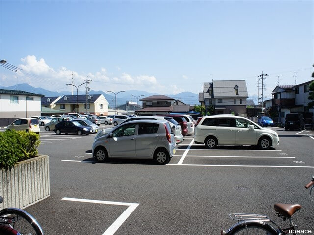 駐車場は各戸に１台分（駐車区画は各戸に割り振られており定位置です。）