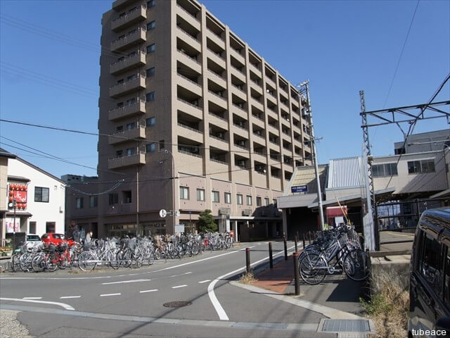 外観・長野電鉄線信濃吉田駅、北口ロータリー