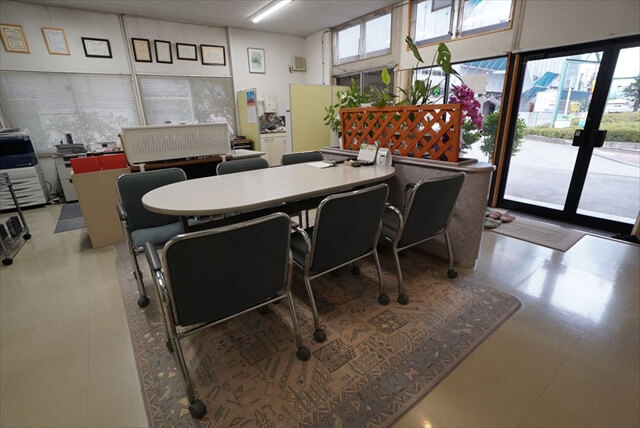 株式会社中部エース・店内・接客スペース