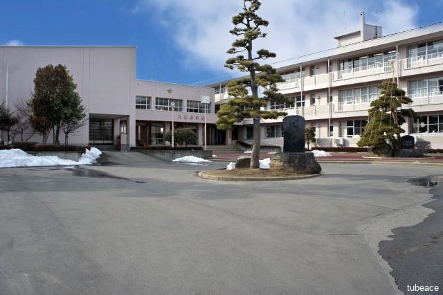 八幡小学校 約2,000m(徒歩25分)