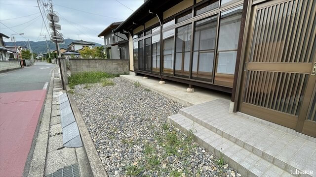南側約5.7mの道路に面し陽当り良好、開放感のある立地です。