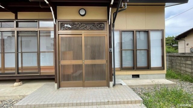 訪れるお客様をお迎えする和風のおしゃれな玄関。