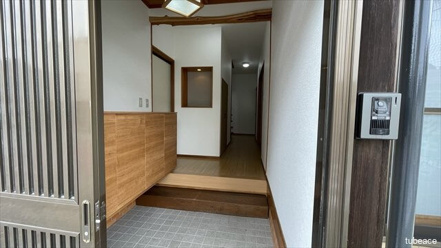 玄関にはTVモニター付きインターホンを設置、来客を一目で確認でき防犯面にも配慮されています。