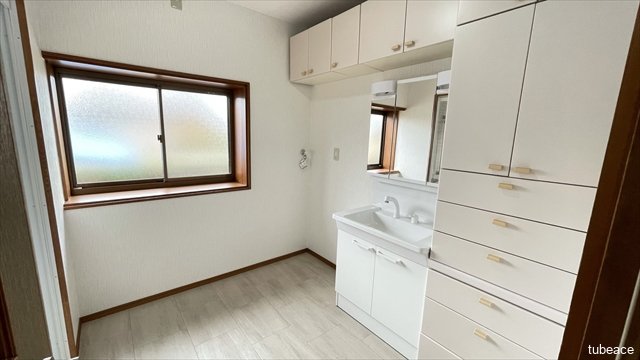 洗面室にはたっぷりとした収納もございます。タオル類もスッキリ片付きます。