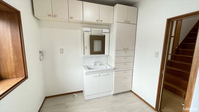 三面鏡洗面台で朝の身だしなみチェックもバッチリ。