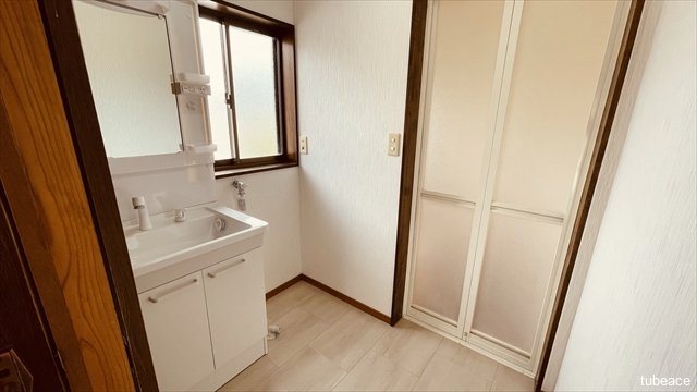 洗面室には窓もあり明るく換気にも困りません。
