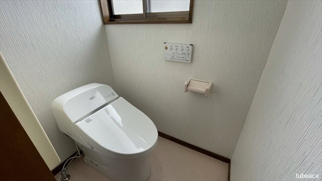 温水洗浄便座付きトイレ。最新のタンクレスでお掃除もラクラク。