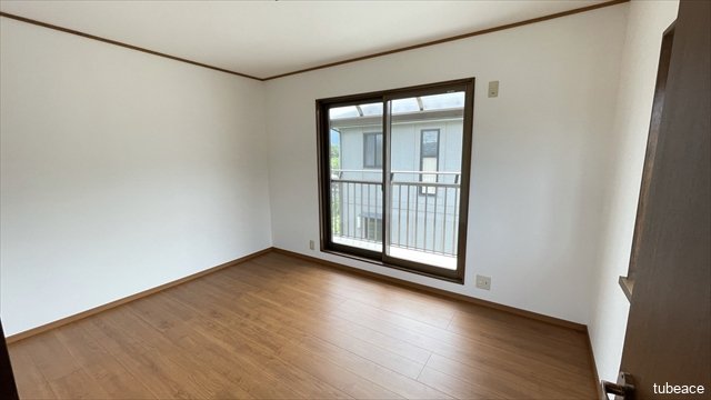 2階洋室はベランダに面し陽当たり良好。2面採光につき気持ちの良い風を感じられそうです。