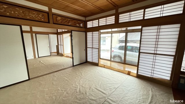 南に面した明るい和室。優しい陽光が入ります。