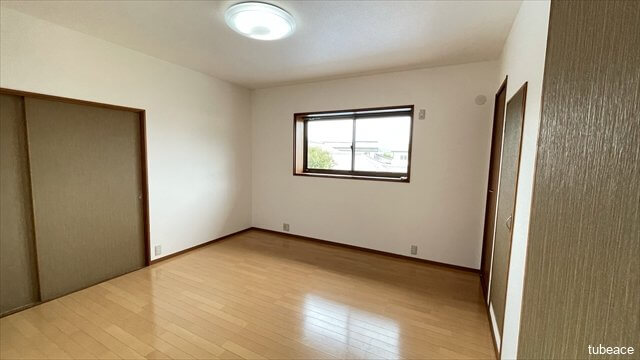 2階洋室は2部屋とも7帖以上の広さがあります。出窓からは明るい日差しが入ります。