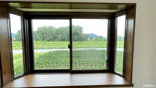 2階の居室には出窓があり、お部屋もより広く感じられます。