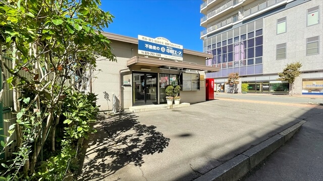 長電信濃吉田駅南口駅前、ながの東急ライフの西隣になります。