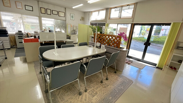 プライバシーに配慮しつつ、明るく開放的な空間でご相談いただけます。