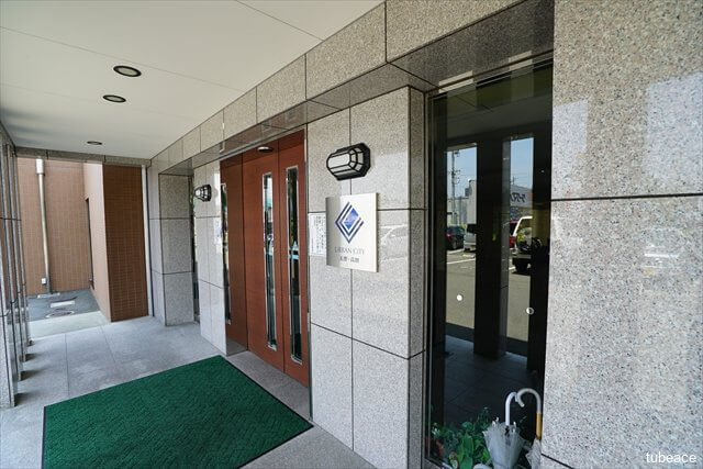 高級感のあるマンションエントランスです。