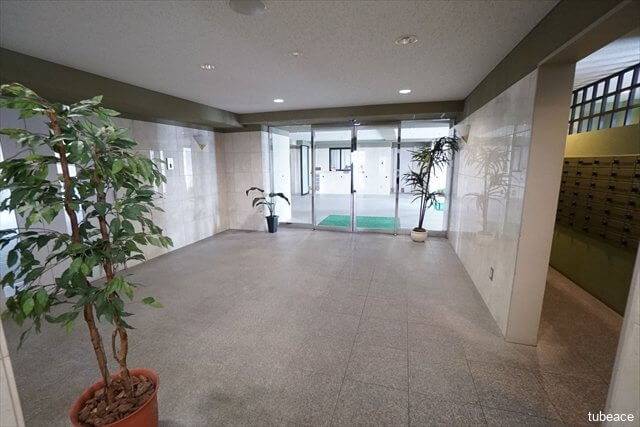 外観清掃の行き届いたエントランスで皆様をお出迎え。