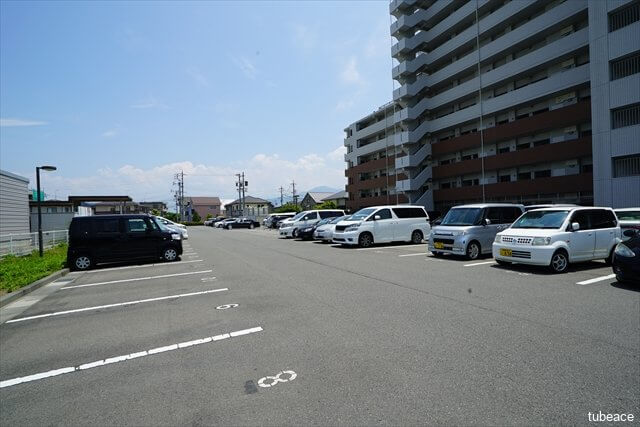 ゆとりがあり駐車もスムーズにできそうな駐車場ですね。空き状況はお問い合わせください。