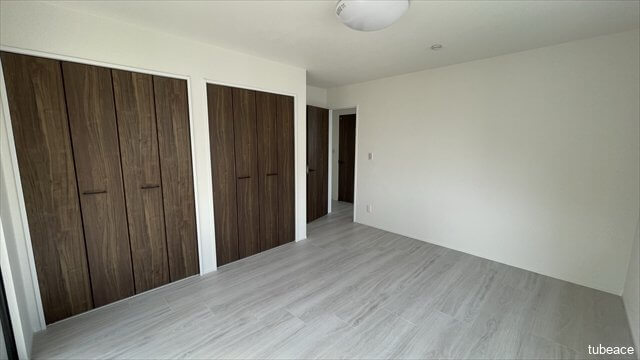 掃除のしやすい床材。壁面も多く家具の配置もしやすいですね。