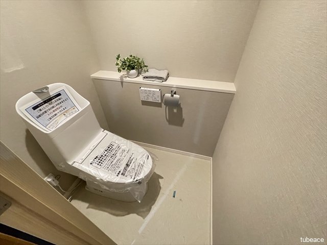清潔な温水洗浄便座のトイレに新規交換済み。