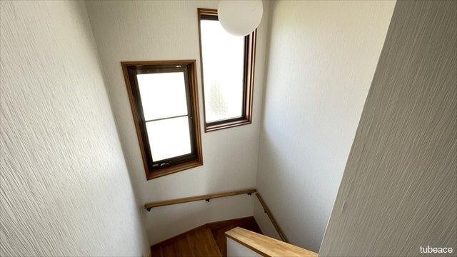窓のある明るい階段。手すりも付いてご家族に優しい設計です。