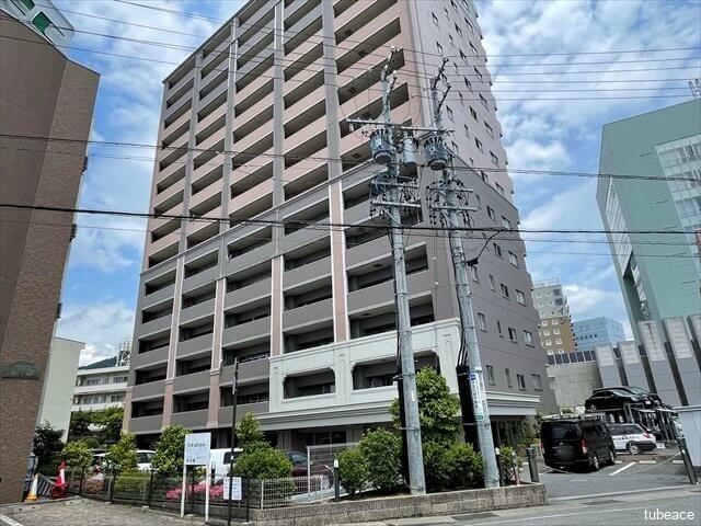 総戸数70戸、RC造15階建てのマンションです。