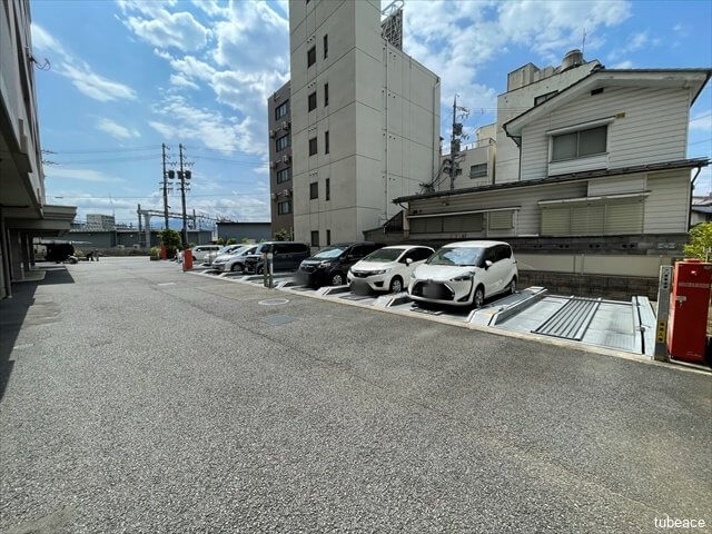 敷地内駐車場です。空き状況はご確認ください。