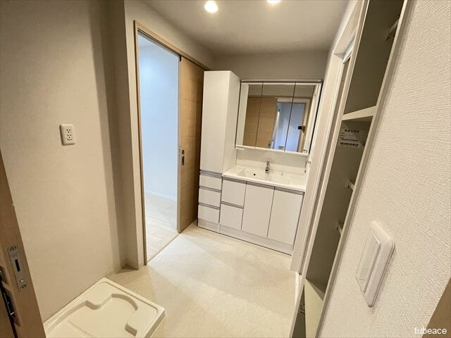 キッチンからも出入りできる2WAYの洗面室。水回りが近く家事もはかどります。