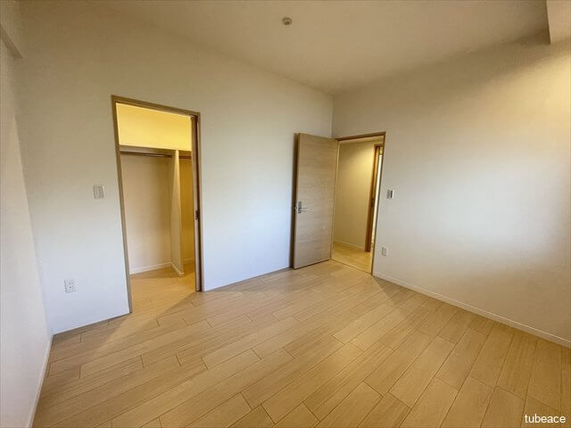 約7帖の広々とした洋室。主寝室にいかがでしょうか?
