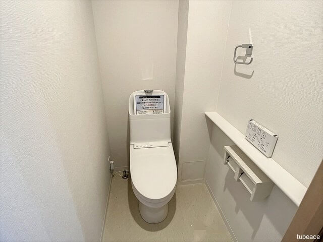 スタイリッシュな使いやすいシャワートイレを完備。